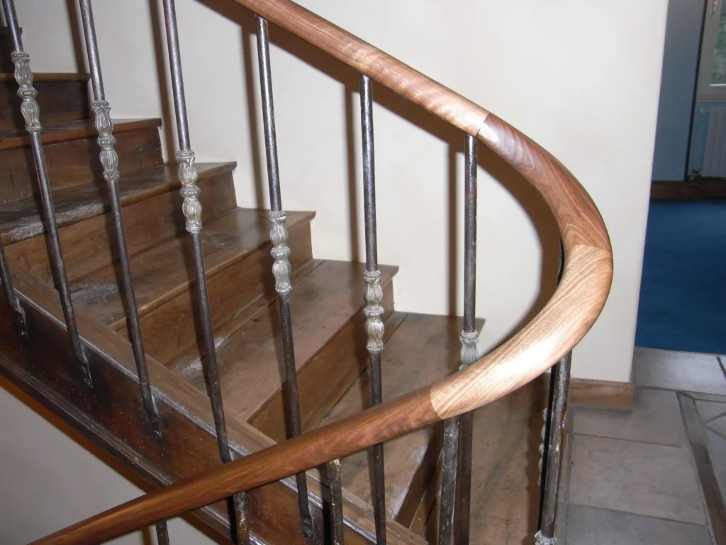 remplacement rampe d'escalier sur mesure en bois noyer