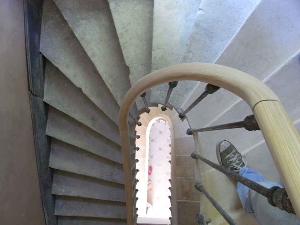 création d'une rampe d'escalier sur mesure dans une maison à Montélier